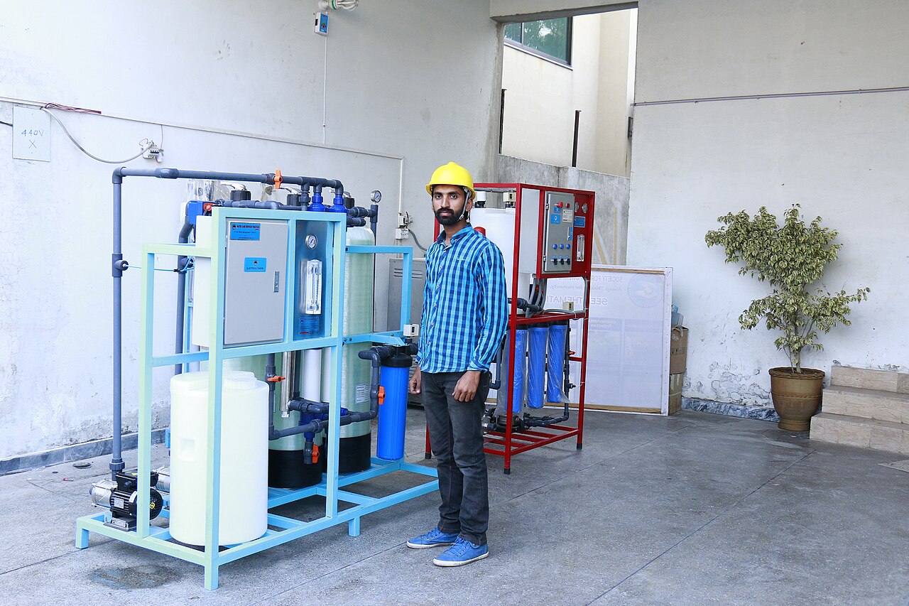 Reverse osmosis water purification plant with stainless steel membrane housings and control valves